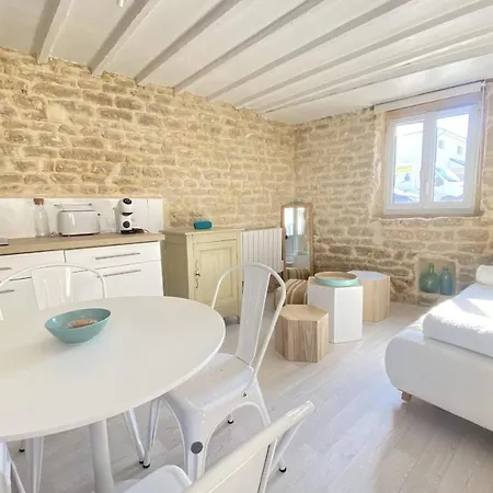 Casa vacanze Charming Little House With Exposed Stonework Luc-sur-Mer